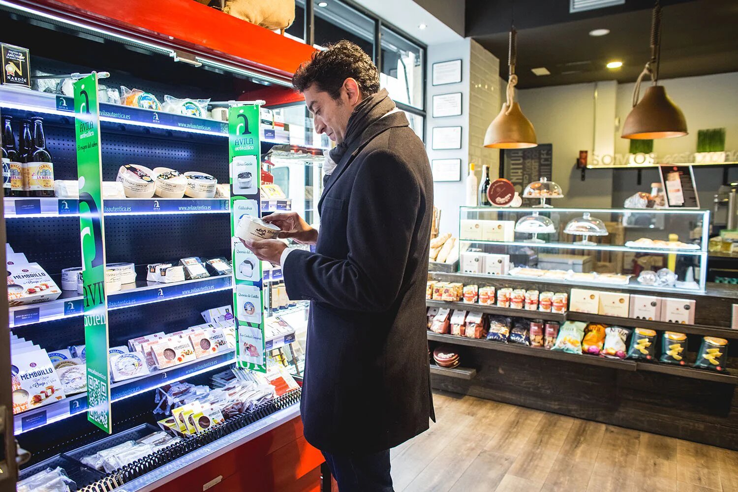 Un hombre comprando productos gourmet en Santa Teresa Jorge Juan